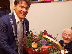 Toen hij 100 werd, kreeg Willem een bloemetje van burgemeester Depla van Breda. (Archieffoto)