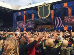 Kinderen staan te springen bij het kinderconcert Groots Junior.