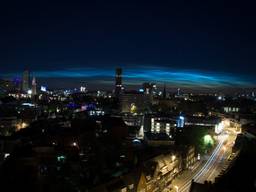 Lichtende nachtwolken boven Eindhoven. (Foto: Kyrin van IJzeren)