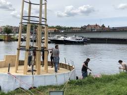 Het kunstwerk van Erik Vink in het water in de Citadel van Den Bosch.