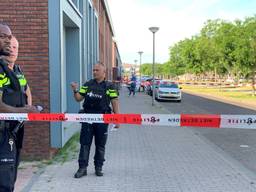 Agenten in de buurt van het huis van het doelwit in Rosmalen (foto: Bart Meesters).