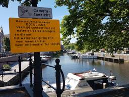 Bij de haven wordt gewaarschuwd voor botulisme. (Foto: @BoaHalderberge / Twitter)