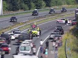 De man sprong of viel uit de vrachtwagen. (Foto: Rijkswaterstaat)