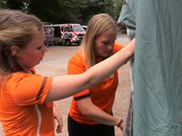 Elmi en Marjolein proberen hun geleende tent op te zetten.