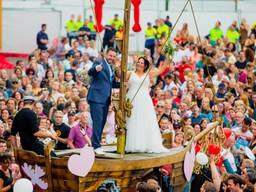 De tortelduifjes in het huwelijksbootje. (Foto: Christiaan Valk)