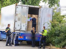 De politie doet onderzoek bij de vrachtwagen. (Foto: Harrie Grijseels / SQ Vision Mediaprodukties)