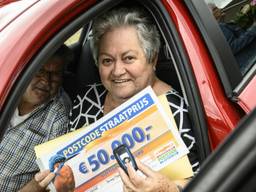 Ari en zijn vrouw zijn dolblij met de 50.000 euro en de BMW (foto: Jurgen Jacob Lodder).