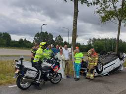 Het bruidspaar na het ongeluk met alle hulpverleners (Foto: Ruud van Rosmalen).