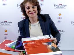 NPO-voorzitter Shula Rijxman met alle bidbooks. (Foto: ANP)