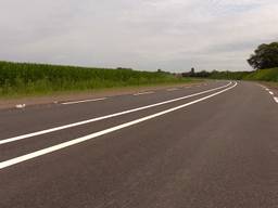 Het fonkelnieuwe asfalt van de nieuw rondweg. (foto: Raymond Merkx)