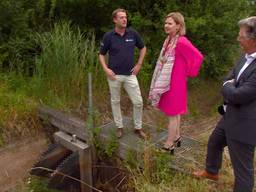 Minister Van Nieuwenhuizen krijgt uitleg over de droogte in oost-Brabant