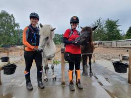 Esther Leenen (links) en Anne Binnendijk gaan meedoen aan de zwaarste en langste paardenrace ter wereld (foto: Collin Beijk)