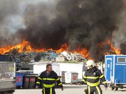 Op het terrein van afvalverwerker Maton in Waalwijk woedt een brand. Foto: Erik Haverhals