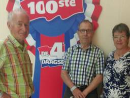 Jo en Tony (twee van rechts) gaan samen voor de 100ste keer de Nijmeegse Vierdaagse lopen (Foto: Jo Bosch).