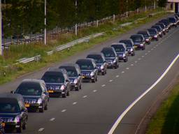 De indrukwekkende colonne van rouwauto's op de A2.