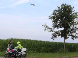 De politie heeft urenlang een maisveld omsingeld en een politiehelikopter zocht mee (Foto: Bart Meesters).