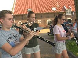 Muziekrepetitie voor de Maria Ommegang van zondag (Foto; Erik Peeters)