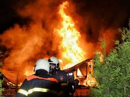 De brandweer kon voorkomen dat het vuur oversloeg. (Foto: Toby de Kort)