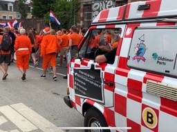 't Brabants WK Buske rijdt mee in de Oranjeparade in Rennes. (foto: Eva de Schipper)