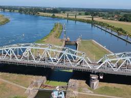 Waterkrachtcentrale in Maas bij Grave