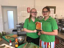 Joanieke en Elise met hun Romeins kookboek (Foto: Erik Peeters)