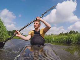 Natuurvlogger Tim Visser kajakt op de Dommel.