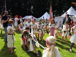 Touwtrekken en vendelzwaaien op het kasteelfeest