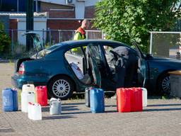 In de auto trof de toezichthouder een tiental vaten met vloeistoffen aan. (Foto: Jack Brekelmans/Persburo BMS)