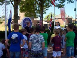 Leerlingen van de basisschool voor het monument in Eerde