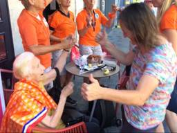 Mia Popeyus geniet van de muziek en het feest bij de fanzone in Valenciennes.