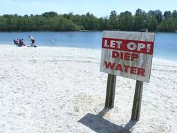 Waarschuwingsbord voor diep water bij camping De Maashorst. Foto: Omroep Brabant