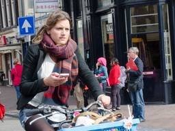 Met een mobiel in de hand fietsen kost 95 euro. (Foto: Flickr)