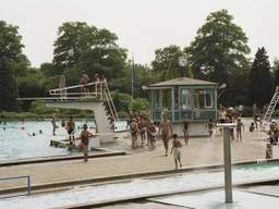 Het laatste openluchtzwembad van Tilburg aan de Friezenlaan. (Archieffoto)