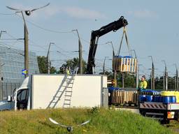 De berging van de vaten dinsdagavond (foto: Erald van der Aa)