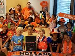 Groep 5/6 van basisschool de Vlindertuin kleur oranje voor het WK (Foto: Kaylee van Dartel).