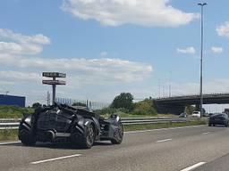 De Batmobile was woensdag op de A16 in Breda gezien (Foto: Kees-Jan van Rijkswaterstaat).