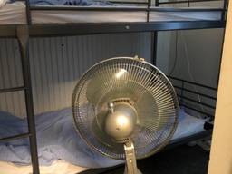 Een ventilator moet de daklozen wat afkoeling geven