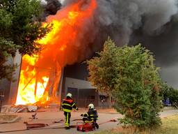 De brandweer probeert het vuur onder controle te krijgen.