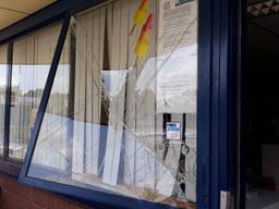 Het raam van het winkeltje is zwaar beschadigd (foto: Chris Methorst).