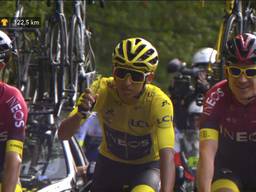 Egan Bernal in de laatste rit van de Tour de France met een glas champagne. (beeld: NOS)