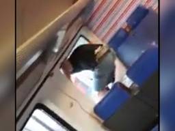 Een verwarde man heeft woensdagavond voor veel onrust gezorgd op het station in Tilburg.