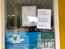 Het briefje mag van de deur van het zwembad af (Foto: Rene van Hoof)
