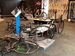 Fietsendieven laten vaak een ravage achter in de winkel (Foto: Imke van de Laar).