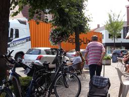 De randweg om Baarle-Nassau is sinds een maand open, maar nog steeds rijden vrachtwagens door het dorp (foto: Tom van den Oetelaar).