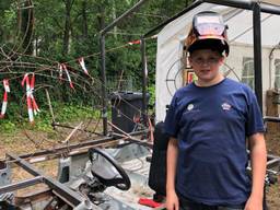 Daan met zijn lasmasker bij de wagen. (Foto: René van Hoof)