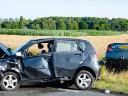 Een auto kwam na het ongeluk in de sloot terecht. Foto: Jack Brekelmans