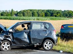 Een auto kwam na het ongeluk in de sloot terecht. Foto: Jack Brekelmans