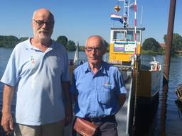 Frans van Tiel (links) en Guus van Uden (rechts) genieten op hun pontje Vice Versa.