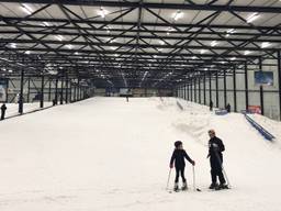 Deze skiërs hebben verkoeling opgezocht in de sneeuw.