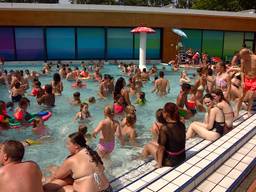 Het is druk in openluchtzwembad Stappegoor in Tilburg.